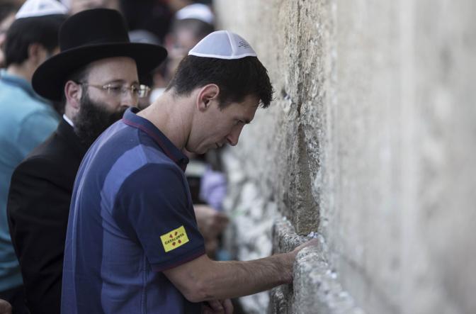 Tappa al Muro del Pianto a Gerusalemme del Tour della Pace che il Barcellona sta compiendo tra Israele e Cisgiordania. Messi, Neymar e tutta la squadra, indossata la kippah, il piccolo copricapo bianco, hanno infilato nelle crepe del muro, come da tradizione, un appunto. Reuters
